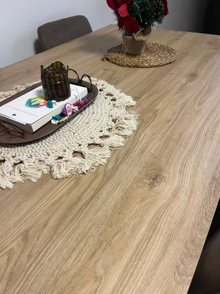 Mesa de comedor de madera y tela