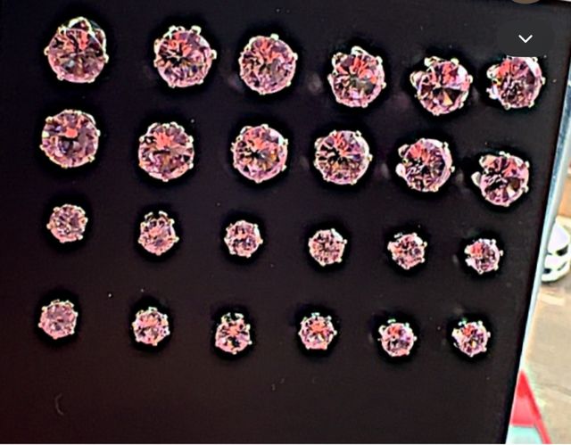 2 pares de brincos com zircônia rosa