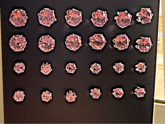 2 pares de brincos com zircônia rosa