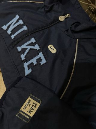 Cortavientos Nike Bordado Azul Marino