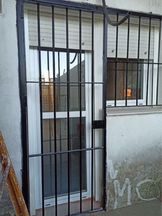 Puerta y ventana de hierro