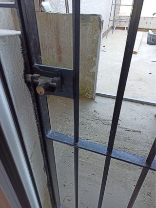 Puerta y ventana de hierro