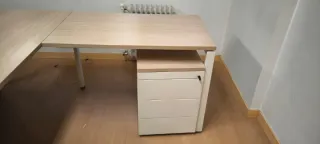 Mobiliario de oficina-mesas, cajoneras, armarios