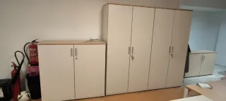Mobiliario de oficina-mesas, cajoneras, armarios