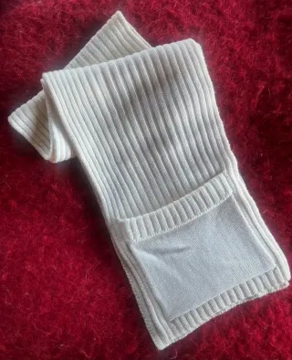 Bufanda de punto con bolsillo.