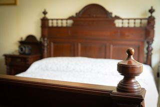 Dormitorio de madera noble – Estilo clásico