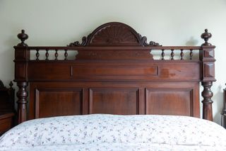 Dormitorio de madera noble – Estilo clásico