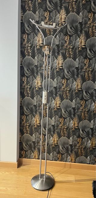 Lámpara de pie moderna de acero