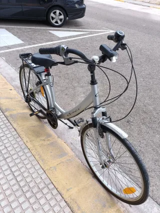 Bicicleta plateada con portaequipajes