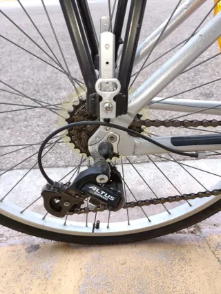 Bicicleta plateada con portaequipajes