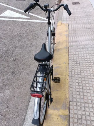 Bicicleta plateada con portaequipajes