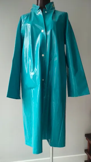 Chubasquero impermeable celeste turquesa