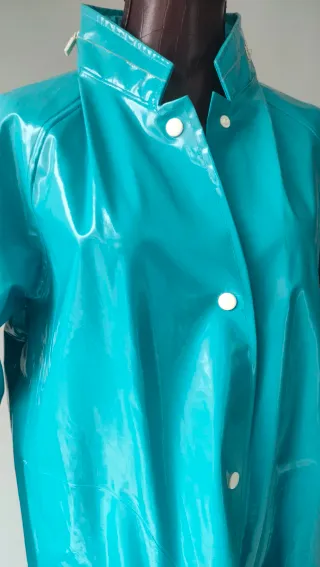 Chubasquero impermeable celeste turquesa