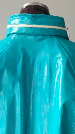 Chubasquero impermeable celeste turquesa