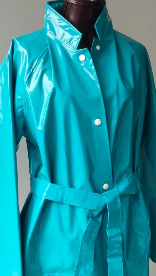 Chubasquero impermeable celeste turquesa