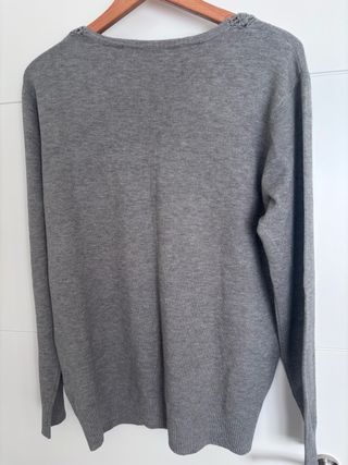 Jersey gris cuello pico