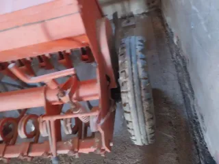 Sembradora de cereal naranja