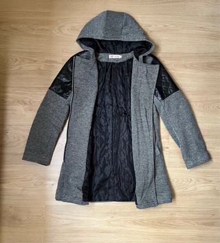 Abrigo gris con capucha y cremallera