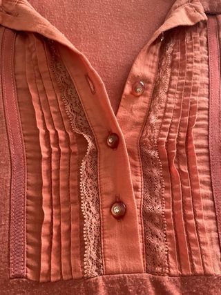 Camiseta naranja con detalle frontal