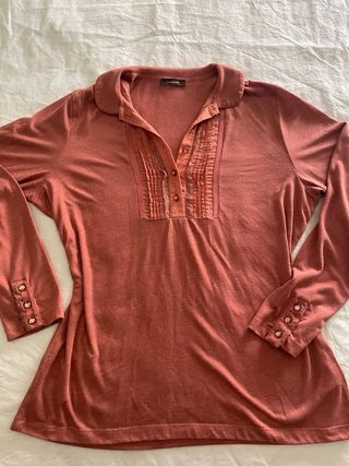 Camiseta naranja con detalle frontal