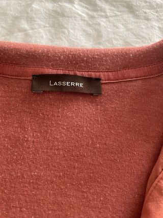 Camiseta naranja con detalle frontal