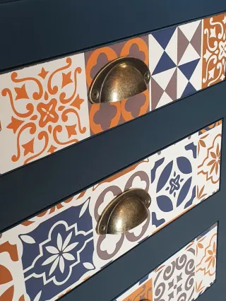 Mesita auxiliar antracita con cajones decorados