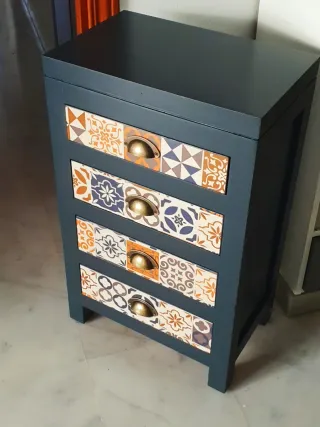 Mesita auxiliar antracita con cajones decorados