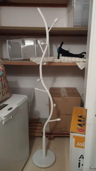 Perchero de pie blanco