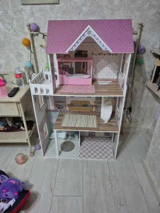 Casa de muñecas de madera