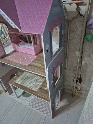 Casa de muñecas de madera