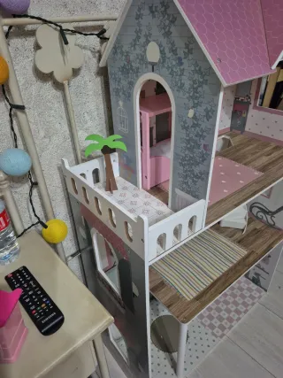 Casa de muñecas de madera