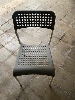 Sedia in plastica e alluminio