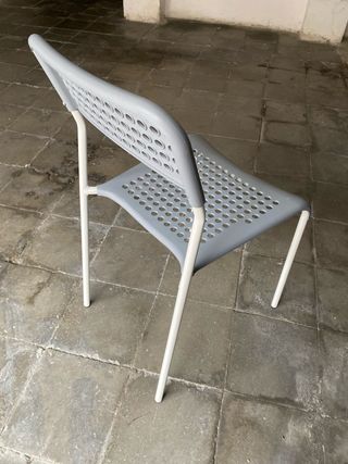 Sedia in plastica e alluminio