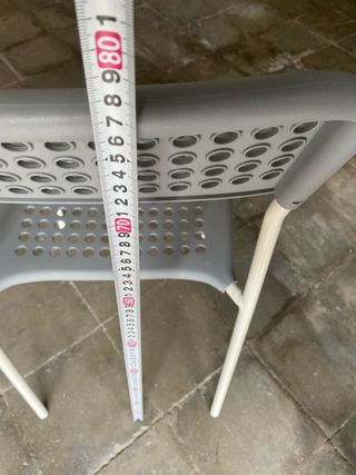 Sedia in plastica e alluminio