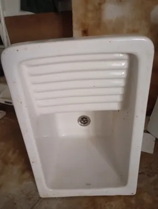 Fregadero antiguo de cerámica