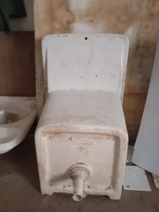 Fregadero antiguo de cerámica