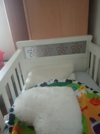 Cuna de bebé blanca