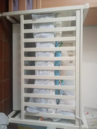 Cuna de bebé blanca