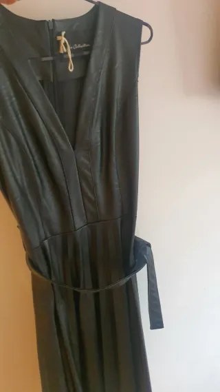 Vestido piel sintética negro. Ideal para combinar