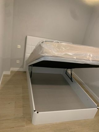 Base de cama y colchón