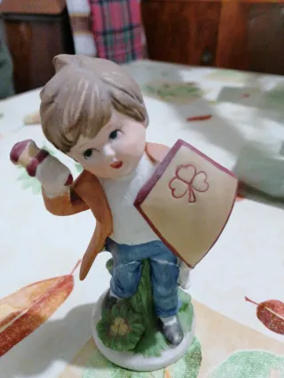 Statuina Bambino con Scudo Trifoglio