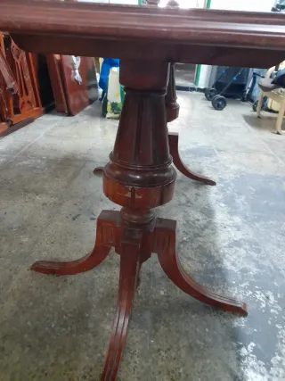 Mesa de comedor antigua de madera