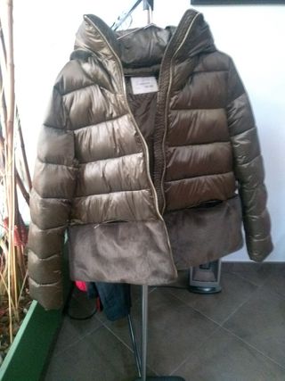 Plumífero elegante marrón dorado