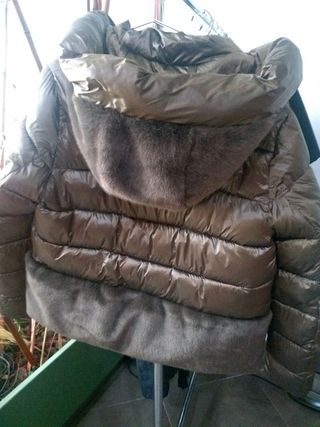 Plumífero elegante marrón dorado