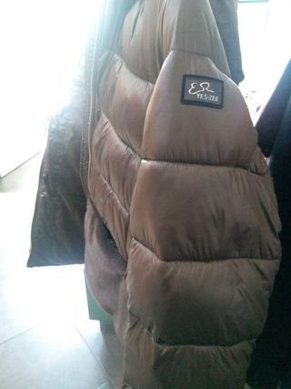 Plumífero elegante marrón dorado