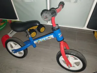 Bicicleta de equilibrio azul y roja