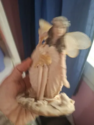 Figura Hada Decorativa Beige y Dorada