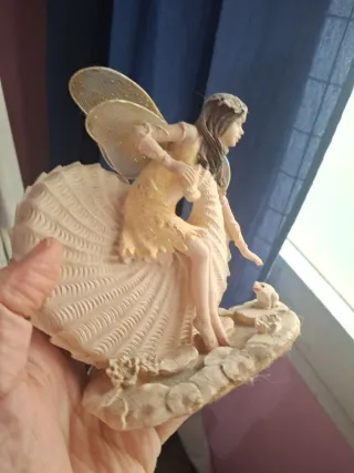 Figura Hada Decorativa Beige y Dorada