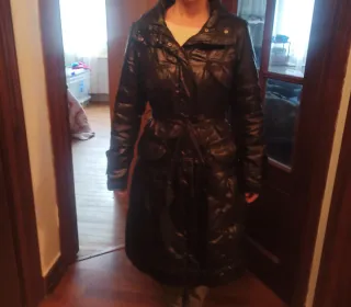 Abrigo acolchado brillante negro