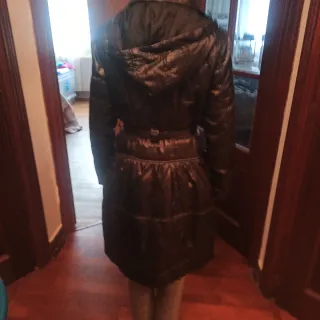 Abrigo acolchado brillante negro